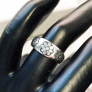 Sterling silver Daisy etched toe cuff ring